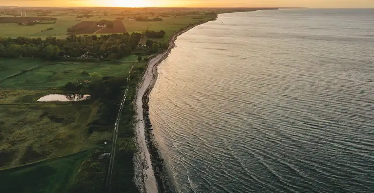 Kystlinje ved solopgang